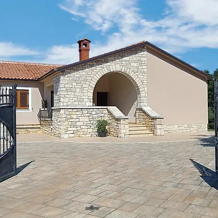 Krizanci بيت للعطل