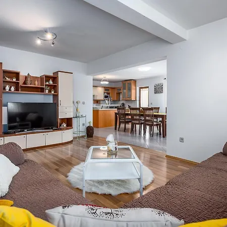 Krizanci بيت للعطل