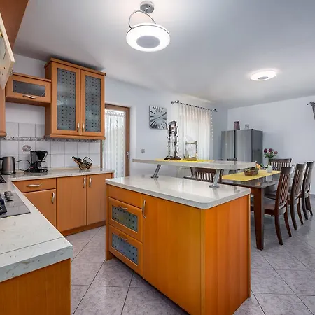 Krizanci بيت للعطل