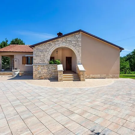 Krizanci Semesterbostad Žminj